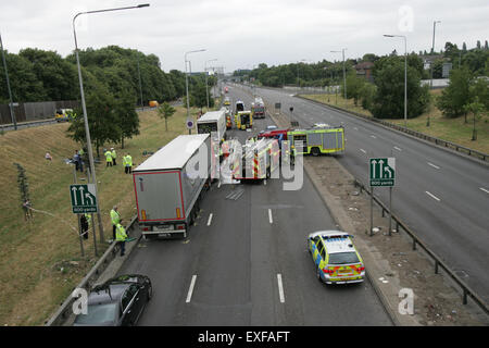 A406 North Circular près de Colney Hatch Lane, au Royaume-Uni. Le 13 juillet, 2015. Les services d'urgence sur les lieux - la London Fire Brigade, Ambulance, London Air Ambulance et de la police a répondu à une grave collision sur l'A406 North Circular près de Colney Hatch Lane dans l'après-midi du 13 juillet 2015 : Crédit Finn Nocher/Alamy Live News Banque D'Images