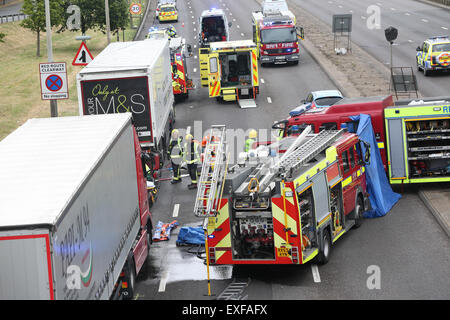 A406 North Circular près de Colney Hatch Lane, au Royaume-Uni. Le 13 juillet, 2015. Les services d'urgence sur les lieux - la London Fire Brigade, Ambulance, London Air Ambulance et de la police a répondu à une grave collision sur l'A406 North Circular près de Colney Hatch Lane dans l'après-midi du 13 juillet 2015 : Crédit Finn Nocher/Alamy Live News Banque D'Images