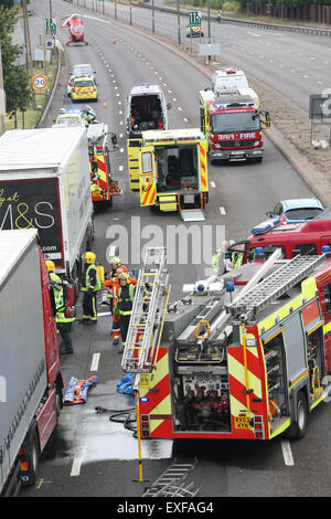 A406 North Circular près de Colney Hatch Lane, au Royaume-Uni. Le 13 juillet, 2015. Les services d'urgence sur les lieux - la London Fire Brigade, Ambulance, London Air Ambulance et de la police a répondu à une grave collision sur l'A406 North Circular près de Colney Hatch Lane dans l'après-midi du 13 juillet 2015 : Crédit Finn Nocher/Alamy Live News Banque D'Images