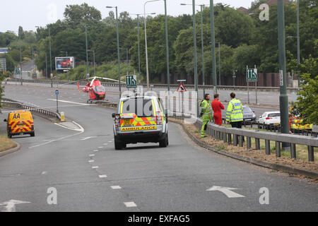 A406 North Circular près de Colney Hatch Lane, au Royaume-Uni. Le 13 juillet, 2015. Les services de secours, y compris Air Ambulance sur les lieux - la London Fire Brigade, Ambulance, London Air Ambulance et de la police a répondu à une grave collision sur l'A406 North Circular près de Colney Hatch Lane dans l'après-midi du 13 juillet 2015 : Crédit Finn Nocher/Alamy Live News Banque D'Images