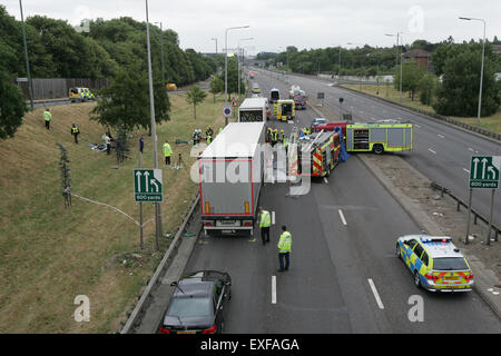 A406 North Circular près de Colney Hatch Lane, au Royaume-Uni. Le 13 juillet, 2015. Les services d'urgence sur les lieux - la London Fire Brigade, Ambulance, London Air Ambulance et de la police a répondu à une grave collision sur l'A406 North Circular près de Colney Hatch Lane dans l'après-midi du 13 juillet 2015 : Crédit Finn Nocher/Alamy Live News Banque D'Images