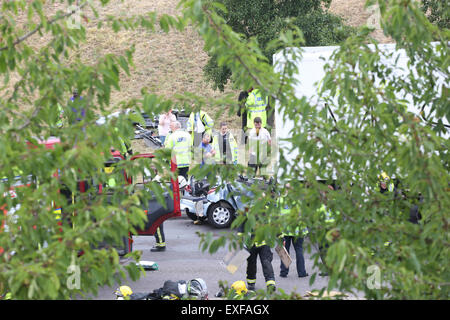 A406 North Circular près de Colney Hatch Lane, au Royaume-Uni. Le 13 juillet, 2015. Les services d'urgence sur les lieux - la London Fire Brigade, Ambulance, London Air Ambulance et de la police a répondu à une grave collision sur l'A406 North Circular près de Colney Hatch Lane dans l'après-midi du 13 juillet 2015 : Crédit Finn Nocher/Alamy Live News Banque D'Images