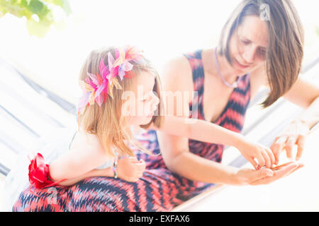 Mère et fille jouer ensemble Banque D'Images