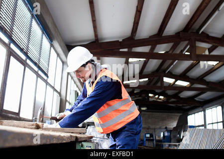 Employé d'usine de martelage sur l'établi dans le renforcement du béton factory