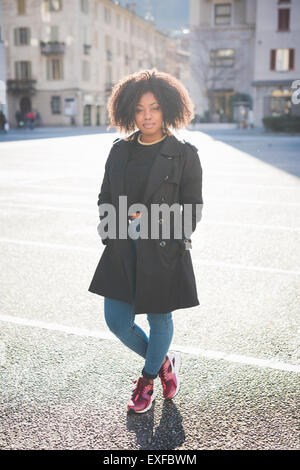 Portrait of young woman in élégant Town Square Banque D'Images