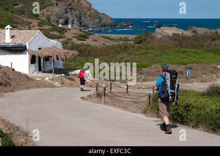 Deux randonneurs à pied le long de la Cami de Cavall chemin jusqu'à Mesquida Beach sur l'île de Minorque espagne Banque D'Images