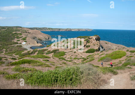 Deux randonneurs à pied le long de la Cami de Cavall chemin sur l'île de Minorque espagne Banque D'Images