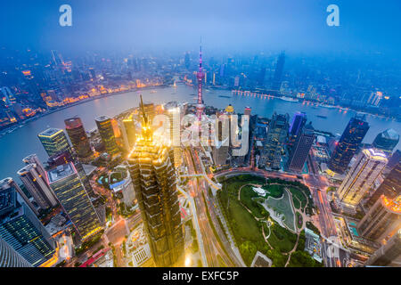 Shanghai, Chine centre-ville sur les toits de la ville du quartier de Lujiazui. Banque D'Images