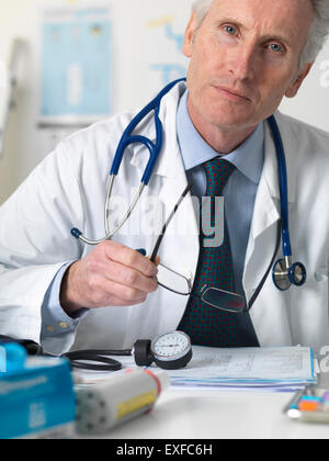 Close up portrait of doctor consulting un patient in office Banque D'Images