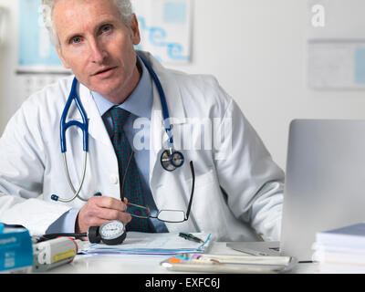 Portrait du docteur consulting un patient in office Banque D'Images