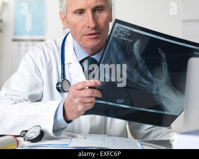 Médecin l'affichage x-ray de part en clinique Banque D'Images