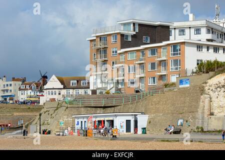 Front de mer à Rottingdean près de Brighton, East Sussex, Angleterre. Avec les personnes bénéficiant de seaside Banque D'Images