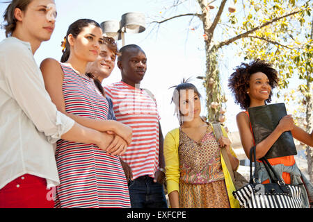 Les élèves attentifs à l'exposé en plein air Banque D'Images