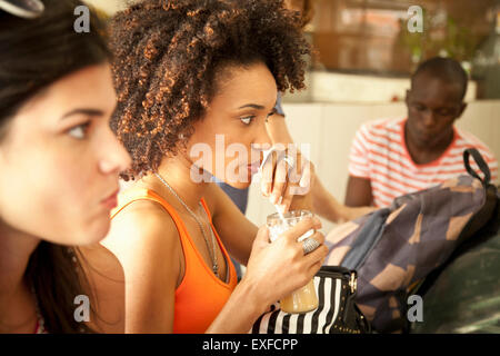 Les élèves attentifs à l'exposé en plein air Banque D'Images