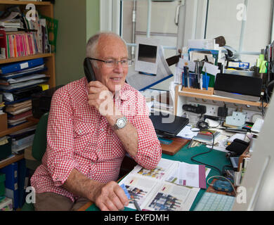 Senior man on phone in home office Banque D'Images