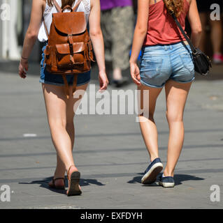 Munich, Allemagne. 29 Juin, 2015. Les jeunes femmes portant des vêtements d'été à Munich, Allemagne, 29 juin 2015. Photo : Matthias Merz/dpa/Alamy Live News Banque D'Images