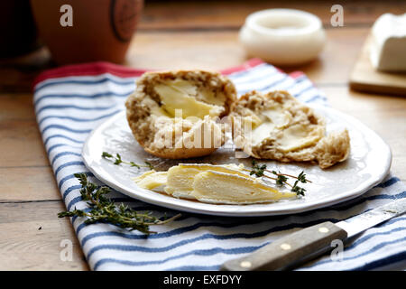 Petits pains et de brie sur table de cuisine Banque D'Images