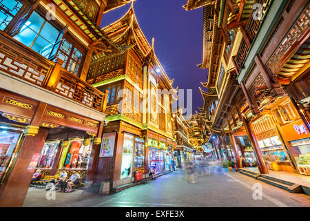 Clients dans la Bazar Yuyuan de Shanghai, Chine. Banque D'Images