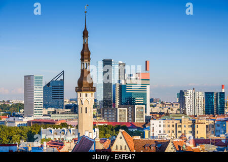 Tallinn, Estonie avec toits de bâtiments historiques et modernes. Banque D'Images