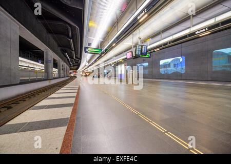 Malmö, Suède - 14 septembre 2013 : la gare centrale de Malmö sur une plate-forme en ligne de l'Oresund. Banque D'Images