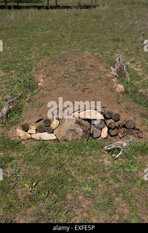 Hibernaculum ou colline artificielle de billes et du sol pour encourager l'hibernation des animaux tels que les hérissons à hiverner Willersey Sol Banque D'Images