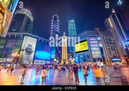 Les gens se promener dans la rue piétonne Jiefangbei CDB à Chongqing, Chine. Banque D'Images