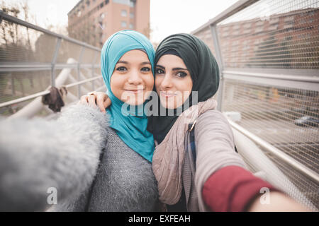 Deux amies sur la passerelle qui selfies Banque D'Images
