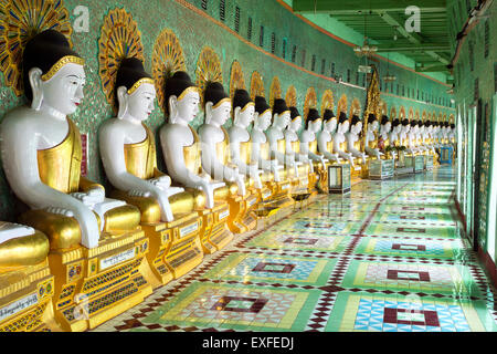 Images de bouddha à l'intérieur de U Min Thonze pagode à Sagaing, Myanmar (Birmanie). Banque D'Images