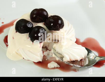 Base de meringue avec sweet cerise noire et crème fouettée Banque D'Images