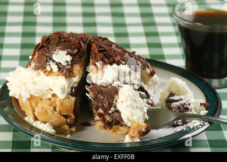 Pâte à choux bun rempli de crème et chocolat Banque D'Images