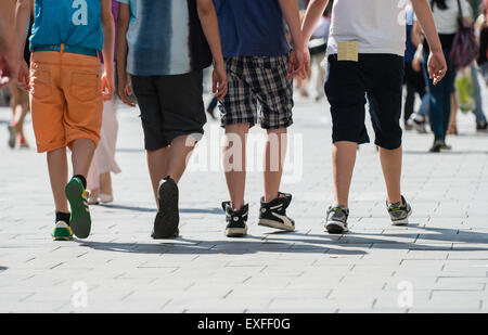 Munich, Allemagne. 29 Juin, 2015. Les jeunes hommes portant des vêtements d'été à Munich, Allemagne, 29 juin 2015. Photo : Matthias Merz/dpa/Alamy Live News Banque D'Images