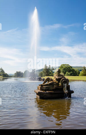 Sculpture d'un dieu fleuve se prélasser sur un courant d'eau de l'urne avant l'Empereur Fontaine à Chatsworth Gardens Derbyshire UK Banque D'Images