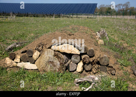 Hibernaculum ou colline artificielle de billes et du sol pour encourager l'hibernation des animaux tels que les hérissons à hiverner Willersey Sol Banque D'Images