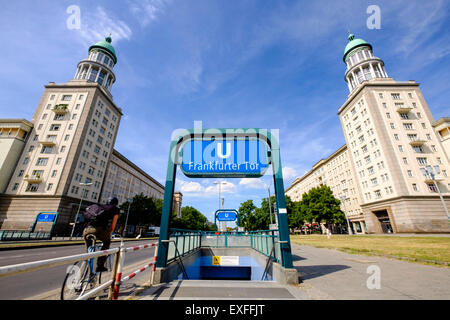 L'architecture de l'Allemagne de l'est à Frankfurter Tor sur Karl Marx Allee à Berlin Allemagne Banque D'Images