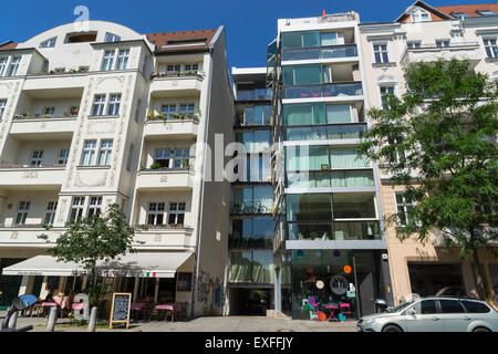 Façades extérieures contrastées d'anciens et de nouveaux immeubles à appartements de Prenzlauer Berg à Berlin Allemagne Banque D'Images