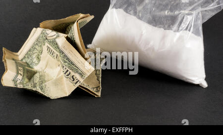 Seul grand sac de la cocaïne et des drogues de dollars américains chiffonné Banque D'Images