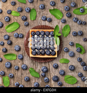 Des gâteaux sucrés avec des bleuets frais Banque D'Images