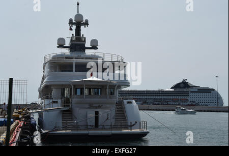 Sochi, Russie. Le 13 juillet, 2015. Le yacht "graceful" du président russe Vladimir Poutine est mooored au port de Sotchi, Russie, 13 juillet 2015. Photo : Marcus Brandt/dpa/Alamy Live News Banque D'Images