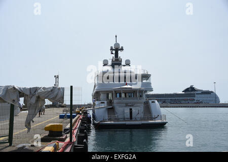 Sochi, Russie. Le 13 juillet, 2015. Le yacht "graceful" du président russe Vladimir Poutine est mooored au port de Sotchi, Russie, 13 juillet 2015. Photo : Marcus Brandt/dpa/Alamy Live News Banque D'Images