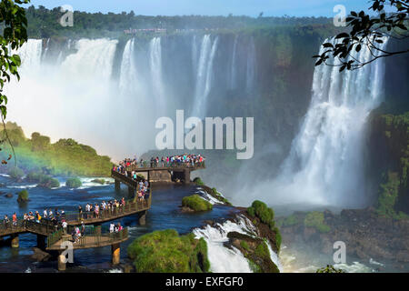 Les touristes à Iguazu Falls, l'une des grandes merveilles naturelles, près de la frontière de l'Argentine et le Brésil. Banque D'Images