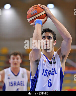 Lignano, Italie. Le 13 juillet, 2015. Itay Segev (ISR) coups au cours de la FIBA U20 Championnat européen de Baketball les hommes. 13 juillet 2015. photo Simone Ferraro/Alamy Live News Banque D'Images