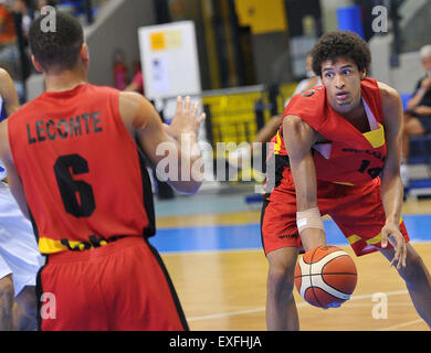 Lignano, Italie. Le 13 juillet, 2015. Bako Ismael passe le ballon au cours de la FIBA U20 Championnat européen de Baketball les hommes. 13 juillet 2015. photo Simone Ferraro/Alamy Live News Banque D'Images