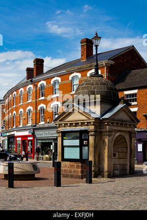 Le Dr Samuel Johnson Memorial à Uttoxeter Staffordshire England UK construit à l'occasion de place où il se tenait dans la pénitence dans la pluie Banque D'Images