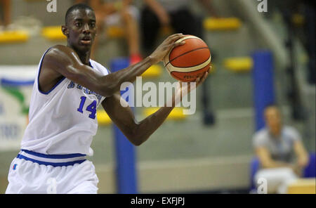 Lignano, Italie. Le 13 juillet, 2015. L'Italie Nicola Akele durant la deuxième série de basket-ball match entre l'Italie et la Serbie du U20 European Championship Men 2015 Pala Getur sports hall of Lignano le lundi 13 juillet 2015. Credit : Andrea Spinelli/Alamy Live News Banque D'Images