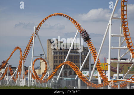 Les gens reçoivent leurs sensations fortes sur le Roller Coaster Thunderbolt amusementpark à Coney Island à Brooklyn, New York. Banque D'Images