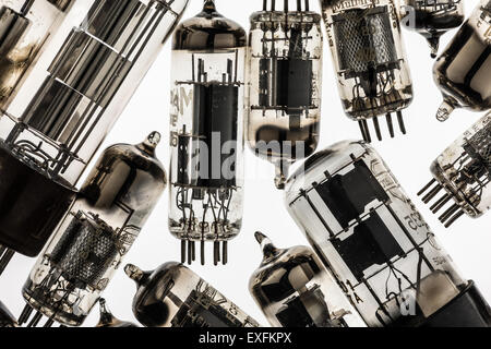 Collection de vieux tubes à vide de verre utilisé dans les émissions de radio et de télévision au début des amplificateurs à tube cathodique avec anode et cathode filament collectors Banque D'Images