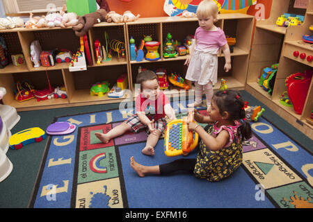 Camp de jour préscolaire programme dans le quartier de Kensington multiethnique de Brooklyn, New York. Banque D'Images