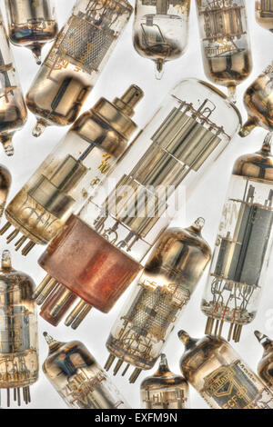 Collection de vieux tubes à vide de verre utilisé dans les émissions de radio et de télévision au début des amplificateurs à tube cathodique avec anode et cathode filament collectors Banque D'Images