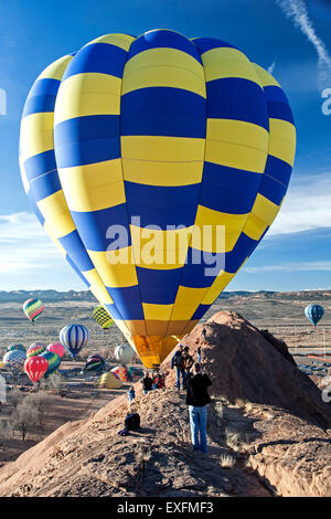 Les gens sur ridge et montgolfières, Ascension de Masse, Red Rock Balloon Rally, Gallup, Nouveau Mexique, USA Banque D'Images