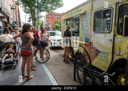 Brooklyn, New York - 12 juillet 2015 - Les gens en file d'attente pour de la crème glacée sur Bedford Avenue, dans le quartier de Williamsburg, New York City ©Stacy Walsh Rosenstock/Alamy Banque D'Images